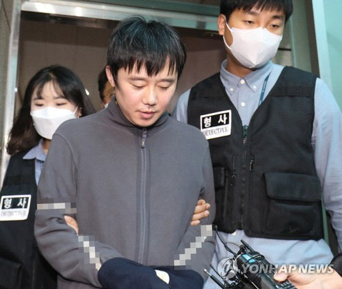 '지난해 9월 21일 신당역 살해 피의자 전주환이 남대문경찰서에서 검찰로 이송되고 있다. [연합뉴스]